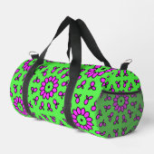 Lila Retro-Blume im Hintergrund Duffle Bag (Rechte Ecke)