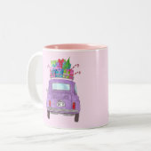 Lila Retro Fiat 500 mit Weihnachtsgeschenken Zweifarbige Tasse (Vorderseite Links)