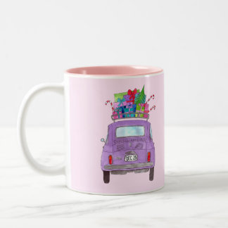Lila Retro Fiat 500 mit Weihnachtsgeschenken Zweifarbige Tasse