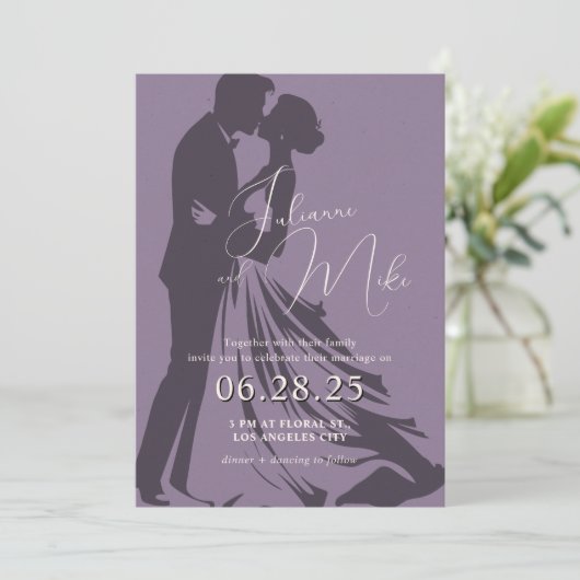 Lila romantische Hochzeitseinladung Einladung (Stehend Vorderseite)