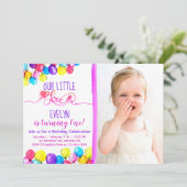 Lila rosa BALLOON Girl 1. Geburtstag Einladung (Stehend Vorderseite)