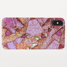 Lila rosa bemalte Vulkansteine zeichnend