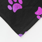 Lila rosa blaue Paw-Druckmuster auf schwarz Fleecedecke (Ecke)