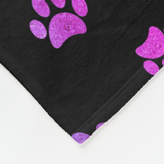 Lila rosa blaue Paw-Druckmuster auf schwarz Fleecedecke (Ecke)