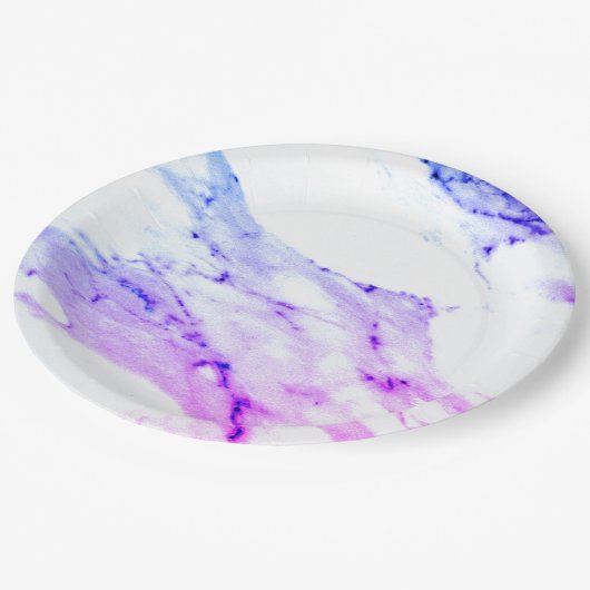 Lila-rosa-blaues Granitmuster aus weißem Marmor Pappteller (Schrägansicht)