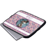 Lila rosa Blumen & Banner mit Name/ Phrase Laptopschutzhülle (Vorne Knopf)