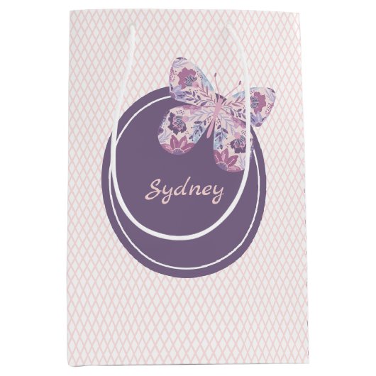 Lila rosa Gittermuster Personalisierter Schmetterl Mittlere Geschenktüte (Vorderseite)