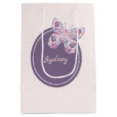 Lila rosa Gittermuster Personalisierter Schmetterl Mittlere Geschenktüte (Rückseite)