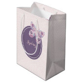 Lila rosa Gittermuster Personalisierter Schmetterl Mittlere Geschenktüte (Rückseite Schrägansicht)