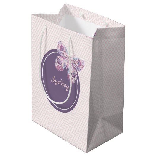 Lila rosa Gittermuster Personalisierter Schmetterl Mittlere Geschenktüte (Rückseite Schrägansicht)