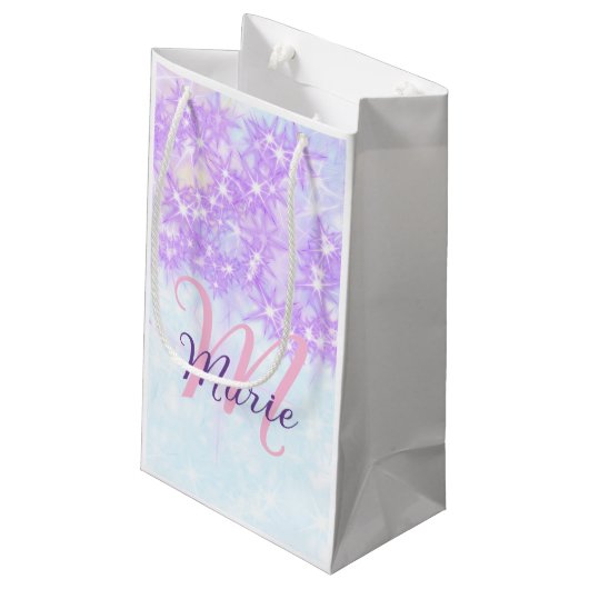 Lila rosa Glitzer-Stern-Monogramm Kleine Geschenktüte (Rückseite Schrägansicht)