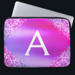 Lila rosa Glitzer und Sparklopfen Laptopschutzhülle<br><div class="desc">Lila und rosa Imitate Glitzer und sparkle Metallic Foil Elegant Monogram Case. Dieser Fall kann so angepasst werden,  dass er Ihren Anfangs- und Vornamen enthält.</div>