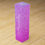 Lila rosa Glitzer und Sparklopfen Weinbox<br><div class="desc">Lila und rosa Ombre Imitats Glitzer und Sparkle Elegant Wein Geschenkbox. Diese Weingeschenkbox kann auf Ihren Vor- und Erstnamen angepasst werden und macht eine tolle Geburtstagsparty,  Jubiläum,  Junggeselinnen-Abschied,  Brautparty Geschenk.</div>