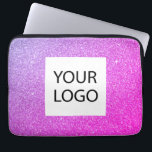 Lila-Rosa-Glitzer - Werbung für benutzerdefinierte Laptopschutzhülle<br><div class="desc">Lila und rosa Ombre Moderne und Berufliche Imitate Glitzer und sparkle elegante Logo Werbeaktion Corporate Laptop Bag oder schlankes Werbegeschenk für eine Schönheitsindustrie Geschenk. Dieser Fall kann auf Ihr Firmenlogo oder Ihr Firmenlogo angepasst werden.</div>