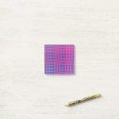 Lila Rosa Karo-Patchworkmuster Post-it Klebezettel (Auf Schreibtisch)