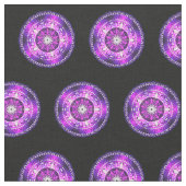 Lila rosa Mandala-Design auf schwarzem Hintergrund Stoff (Nahaufnahme)