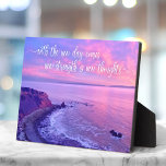 Lila Rosa Ozean Sonnenuntergang Foto Inspiration Z Fotoplatte<br><div class="desc">"Mit dem neuen Tag kommt neue Kraft und neue Gedanken." Diese dramatische Küstenlandschaft Palos Verdes, Kalifornien, unberührte Strandlandschaft, nah zum Sonnenuntergang, strahlt Ruhe und Einsamkeit aus. Ein inspirierendes Zitat in der weißen Kalligraphie-Schrift überlagert das Foto. Werfen Sie einen Blick auf diese Foto Tischplatte mit inspirierendem Zitat auf Ihrem Schreibtisch oder...</div>