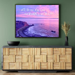 Lila Rosa Ozean Sonnenuntergang Foto Inspiration Z Poster<br><div class="desc">"Mit dem neuen Tag kommt neue Kraft und neue Gedanken." Diese dramatische Küstenlandschaft Palos Verdes, Kalifornien, unberührte Strandlandschaft, nah zum Sonnenuntergang, strahlt Ruhe und Einsamkeit aus. Ein inspirierendes Zitat in der weißen Kalligraphie-Schrift überlagert das Foto. Werfen Sie einen Blick auf dieses inspirierende Poster auf Ihrer Zuhause oder Bürowand und schätzen...</div>