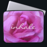 Lila rosa Rose Foto Inhalieren Zitat Modern kühl Laptopschutzhülle<br><div class="desc">Ein nahes Foto einer pulsierenden lila-rosa Rose will zum "Stoppen und Riechen der Blume". Entspannen Sie sich und inhalieren Sie die Schönheit dieses Fotos, wenn Sie diese atemberaubende Fotografie neopren Laptop Ärmel. Dieser Laptop-Ärmel ist in drei Größen erhältlich: 15 Zoll, 13 Zoll und 10 Zoll. Ein tolles Geschenk für jemanden,...</div>