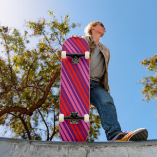 Lila Rosa Rot Vertikal Streifen Design Skateboard