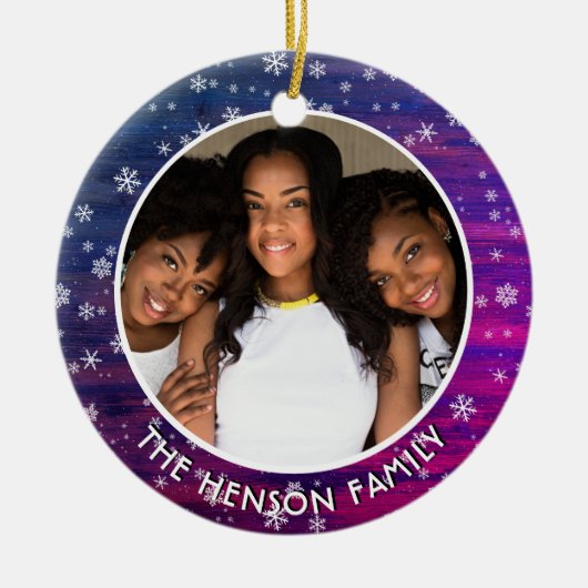 Lila Rosa Rustikales Holz Schneeflocken Weihnachts Keramik Ornament (Vorne)