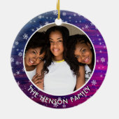 Lila Rosa Rustikales Holz Schneeflocken Weihnachts Keramik Ornament (Hinten)