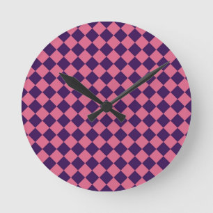 Lila rosa Schachbrett Diamantmuster Runde Wanduhr