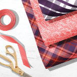 Lila & rosa Tartan Karierte Weihnachtstypografie Geschenkpapier Set<br><div class="desc">Fett,  modern und festlich dreiteilig Weihnachtspapier Set. Design bietet drei sich ergänzende Muster-Designs mit zwei verschiedenen karierten Mustern und einem Blatt mit Weihnachtstypografie mit verschiedenen festlichen Begriffen für die Feiertage zusammengestellt,  um ein lustiges typografisches Muster zu schaffen. Originale Entwürfe und Musterbilder von Moodthology Papery.</div>