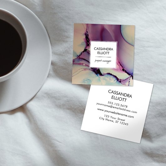 Lila, rosa und blaue Alkoholtupfer Flüssigkeiten K Quadratische Visitenkarte