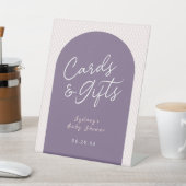 Lila rosa weiße Karten und Geschenke Sockelschild (In SItu)