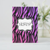 Lila/rosa Zebra Streifen Monogramm RSVP Karte (Stehend Vorderseite)