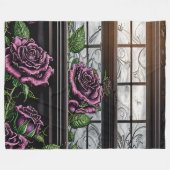 Lila Rose am Fenster - gotischer Stil Fleecedecke (Vorderseite (Horizontal))