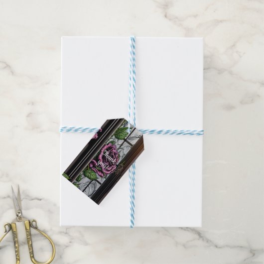 Lila Rose am Fenster - gotischer Stil Geschenkanhänger (Mit Garn)