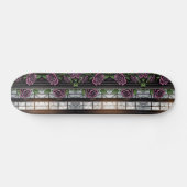 Lila Rose am Fenster - gotischer Stil Skateboard (Horizontal)