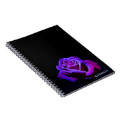 Lila Rose mit Wassertropfen auf schwarzem Grund Notizblock (Rechte Seite)
