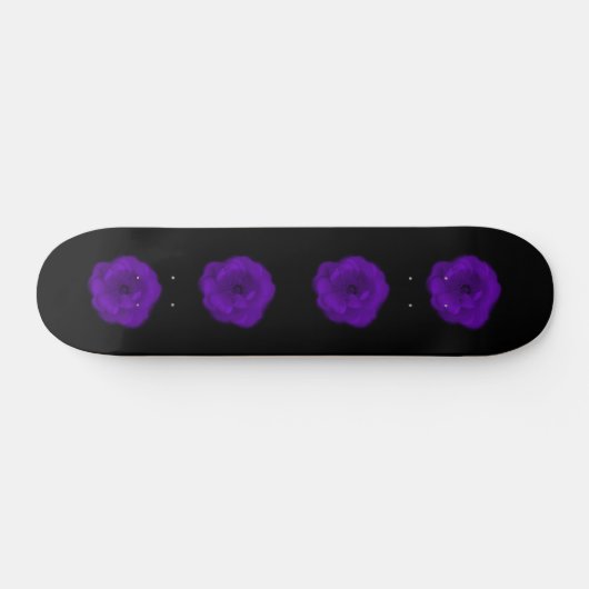 Lila Rose. Schwarzer Hintergrund Skateboard (Horizontal)