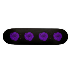 Lila Rose. Schwarzer Hintergrund Skateboard