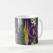 Lila rote Pinselstriche Muster Monogram Kaffeetasse (VorderseiteRechts)