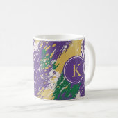 Lila rote Pinselstriche Muster Monogram Kaffeetasse (VorderseiteRechts)