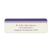 Lila Rücksendeadresse, Caroline Wedding (Vorne)