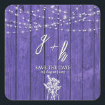 Lila rustikale Holz String Lights Boho Mason Jar Quadratischer Aufkleber<br><div class="desc">Rustikale Mason Jar Save the Date Stickers Bringen Sie eine Touch rustikalen Charme zu Ihrem besonderen Tag mit dieser wunderschön gestalteten Save the Date Karte. Mit einem warmen Holzfußboden, zarten Saitenlichtern und einem handgezeichnet, mit Wildblumen gefüllten Glaskeramikglas vereint dieses Design gemütlichen Landstil mit moderner Eleganz. Die handgeschriebenen Initialen und die...</div>