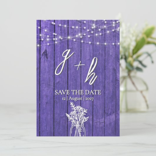 Lila rustikale Holz String Lights Boho Mason Jar Save The Date (Stehend Vorderseite)