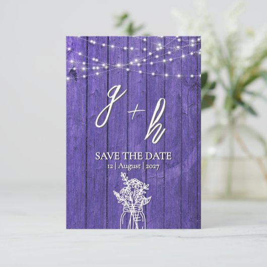 Lila rustikale Holz String Lights Boho Mason Jar Save The Date (Stehend Vorderseite)