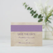Lila rustikaler Damast Save the Date Postkarte (Stehend Vorderseite)