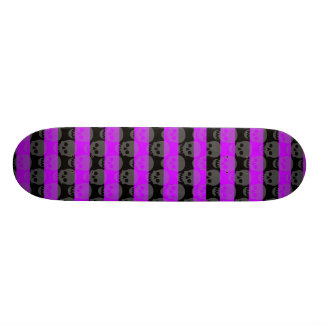 Lila Schädel u. Streifenskateboard-Plattform Skateboard