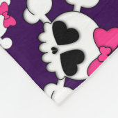 Lila Schädel und Bögen des Spaßes Fleecedecke (Ecke)