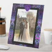 Lila Schirm und Herz.7 Sockelschild (In Situ)