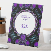 Lila Schirm und Herz .7 Sockelschild (In Situ)