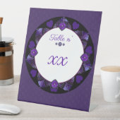 Lila Schirm und Herz .7 Sockelschild (In Situ)