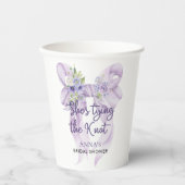 Lila Schleife Sie bindet das Brautparty des Knoten Pappbecher (Vorderseite)